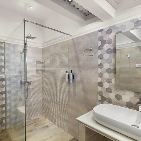 Contaratos Hotel 4*