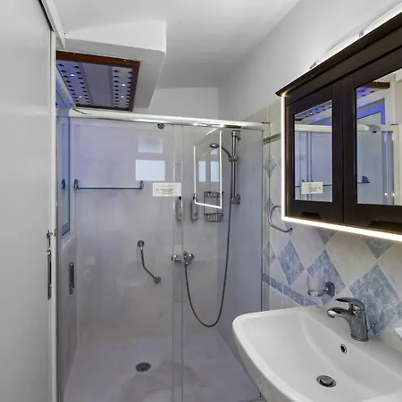 Contaratos Hotel Nausa