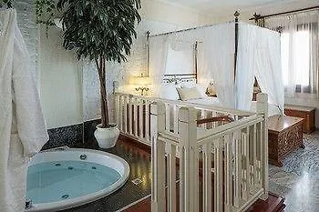 Contaratos מלון 4*